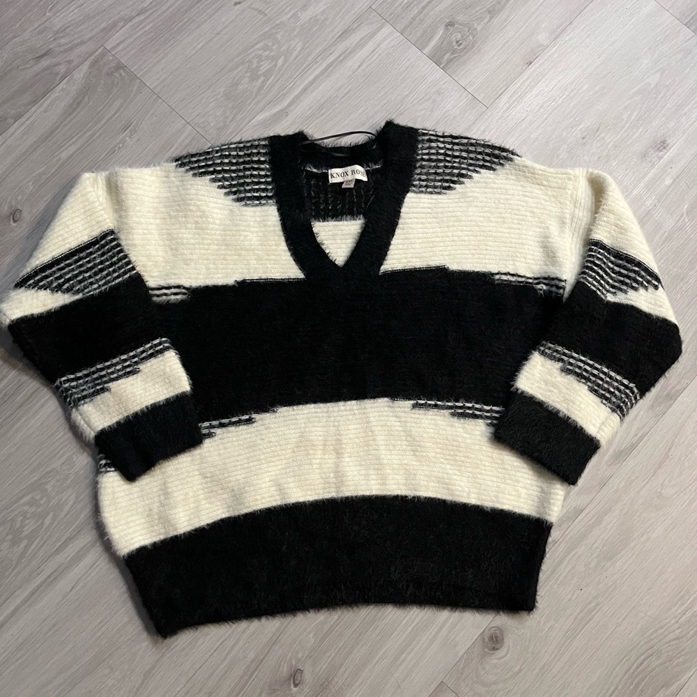 NWOT Knox‎ Rose Fuzzy Black and White Sweater
